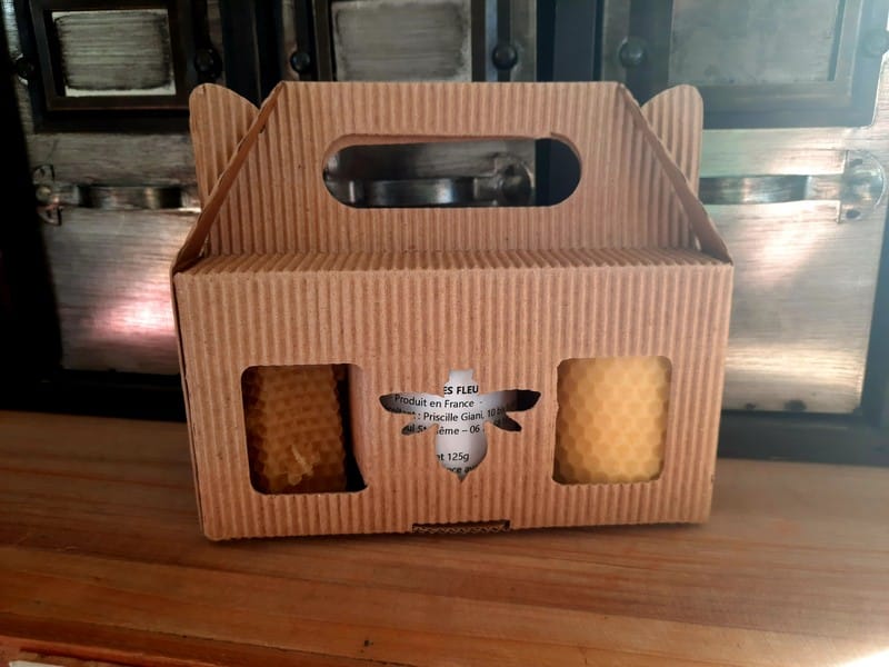 Beau coffret cadeau comprennant 2 bougies alvéolées à la cire d'abeille et un petit pot de miel de 125g